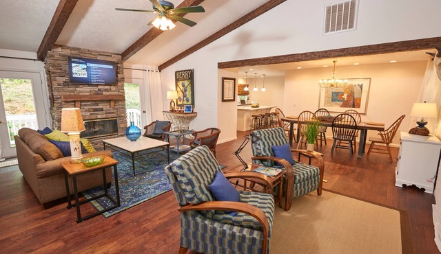 SPRING LODGE - A Beautiful & Private retreat 5 minutes from Blue Ridge Parkway