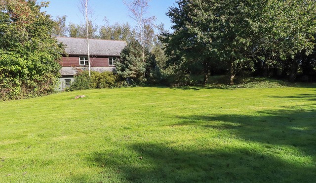 SPRING PARK FARMHOUSE, pet friendly, with hot tub in Launceston