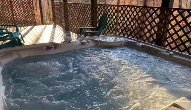 Spring Retreat! Hot tub, Bar, Game room, Grill & 10 mins to Skyline Drive