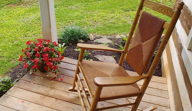 SPRING SALE just 125 per night. A ROMANTIC LOG CABIN, NEAR NEW RIVER TRAIL PARK