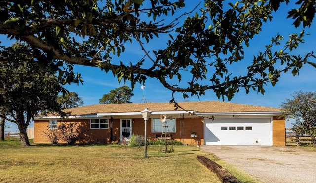 SPRING SALE! Lovely West Texas farm home. 3 bedrm, 2 baths, sleeps 7. No pets.