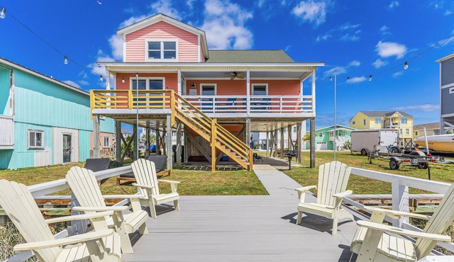 Spring Sales! Canalside Retreat w/2 min walk to Beach+Beach Essentials