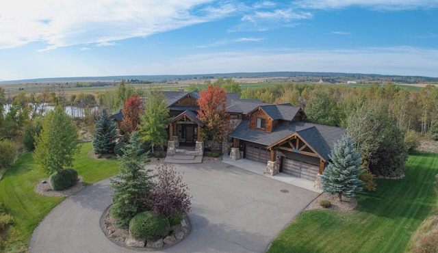 Spring Shores Lodge - Luxury mountain estate on a private lake. With 3 en-suite king bedrooms 4 other bedrooms and 2 large bunkrooms, it sleeps up to 40 guests—perfect for family reunions, retreats, and group getaways in a secluded luxury setting.