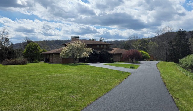 Spring Skiing Special Rates at the Spacious Bluestone Manor