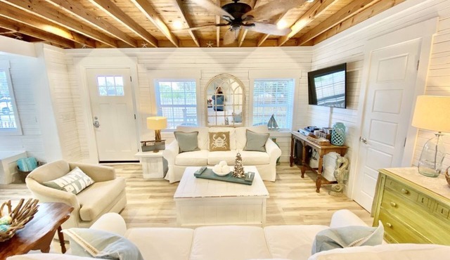 SPRING SPECIALS! LAGUNA BEACH'S BEST! Across from the Quiet Laguna Beach!