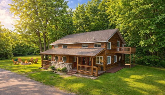 SPRING SPECIAL! Sleeps 20, 12 beds Outdoor Fun, Golf, Fish, Kayak, Private Lodge