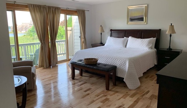 SPRING SPECIALS! Relaxing River Oasis & Dock