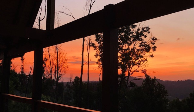 Spring Specials! Magnificent Views -Luxury 2 Br2Ba,Fire Pit, Hot Tub, Location