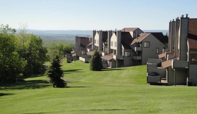 Spring/Summer on the Mountain at 7 Springs! Updated & Cozy condo! Ski in/Ski out