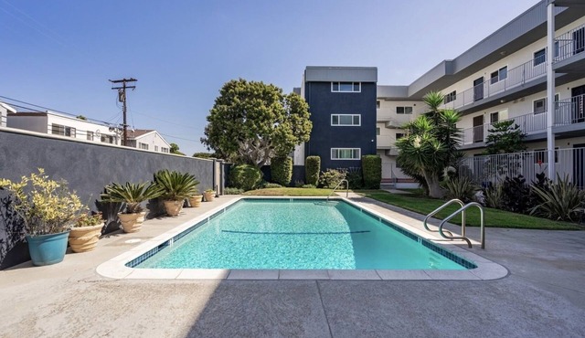Spring/Summer Special! Luxurious, Modern Condo - Gym, Pool, Steps to Hermosa