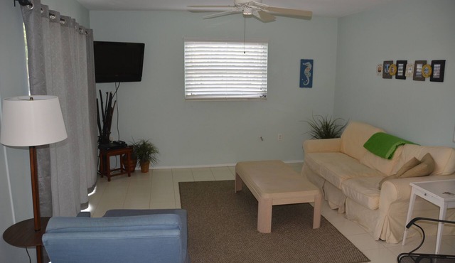 Spring/Summer Special! Walk to Beach, Restaurants, Shopping!