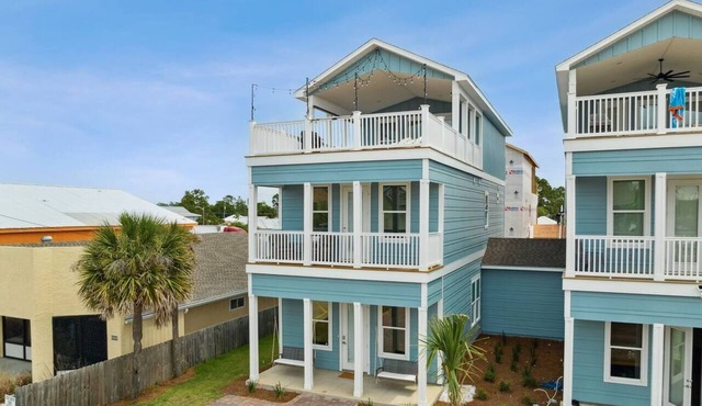 Spring & Summer Deals! Walk to Beach, Luxury 4BR, Hot Tub, BBQ & Fire Pit