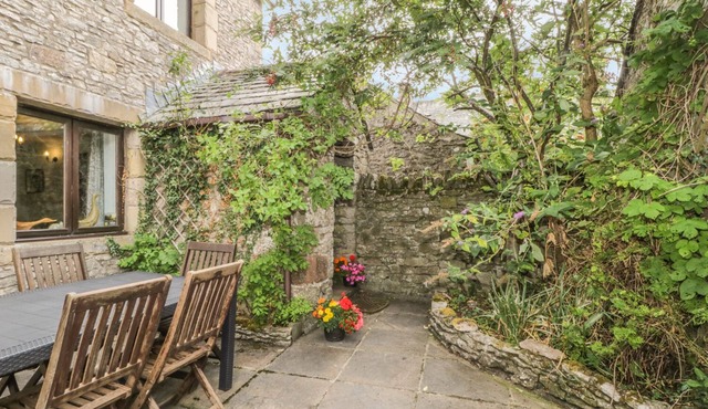 SPRINGARTH COTTAGE, pet friendly, with a garden in Newby