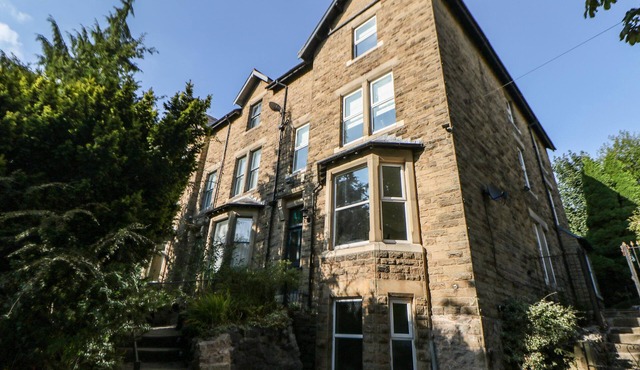 SPRINGDALE HOUSE, family friendly, with open fire in Buxton