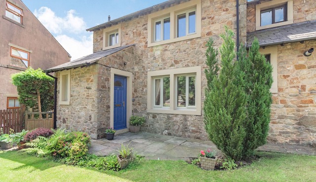 SPRINGFIELD COTTAGE, pet friendly, with open fire in Chipping