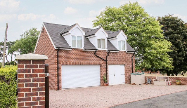 SPRINGFIELD HOUSE, romantic, with a garden in Newport, Shropshire