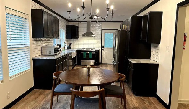 Springhill Bungalow-cozy bungalow located in the Springhill area.nn