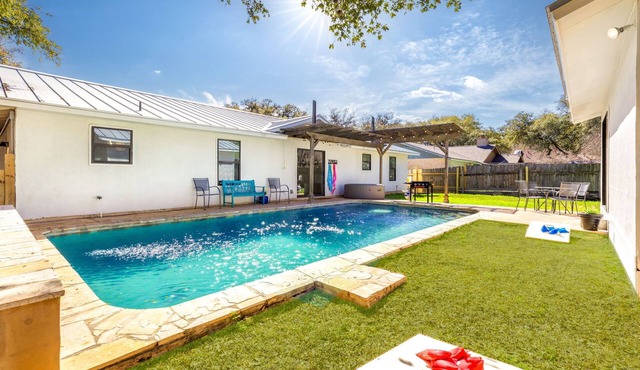 Springhill Oasis with Pool, Hot Tub and Game Room!