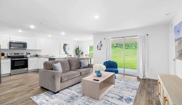 Springhill Retreat! 3 Bed, 2 Bath!