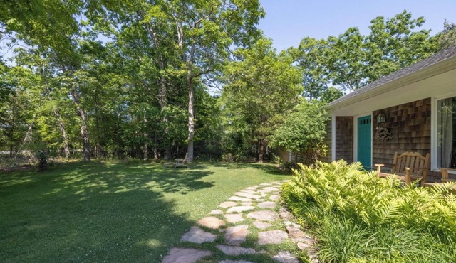 Springs/Amagansett area. Walk to bay. Private/4 bedrooms