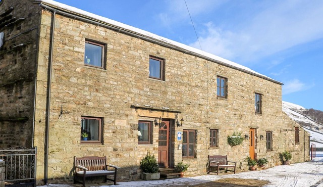 SPRINGS COTTAGE, pet friendly, character holiday cottage in Muker