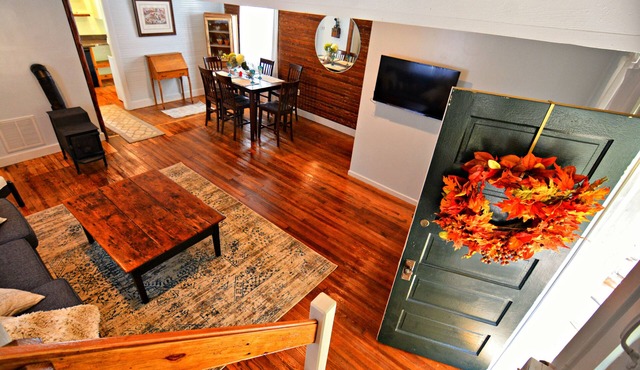 Springs Store Cottage Entire Property king bed