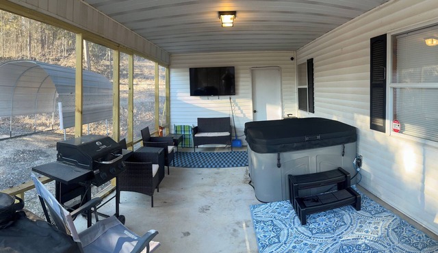 Springside Cottage in beautiful Eminence. Great outdoor space - NEW Hot tub!