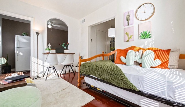Springtime Oasis! Sun-Kissed 1BR Near UofA