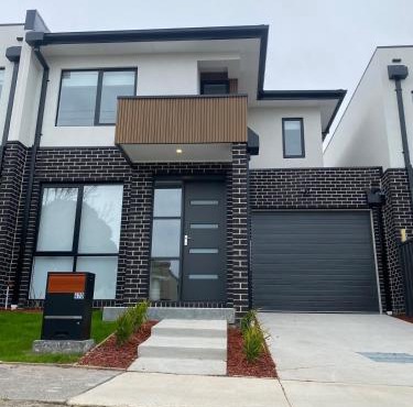 Springvale 3 Bedroom Town House - Best Location