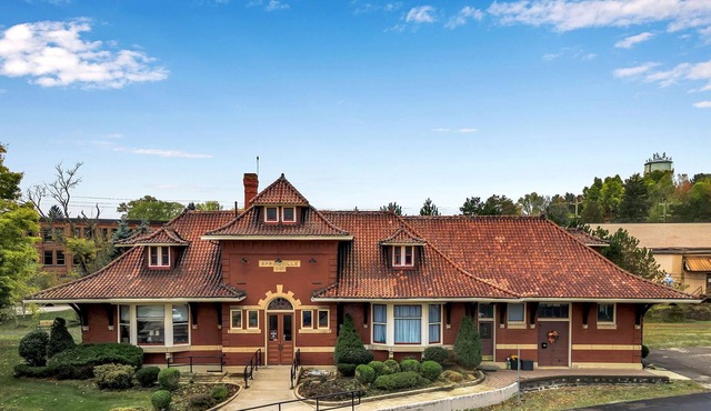 Springville Depot Inn - Suite with Private Yard!