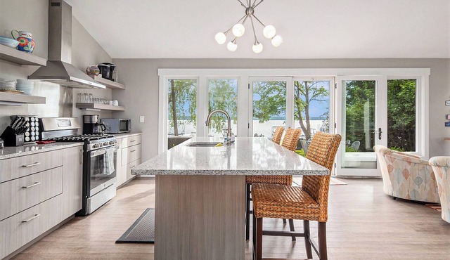 Springwater Lake House - 75ft Frontage of Lake Charlevoix
