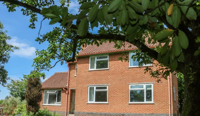 SPRINGWELL COTTAGE, pet friendly, with a garden in Lutterworth