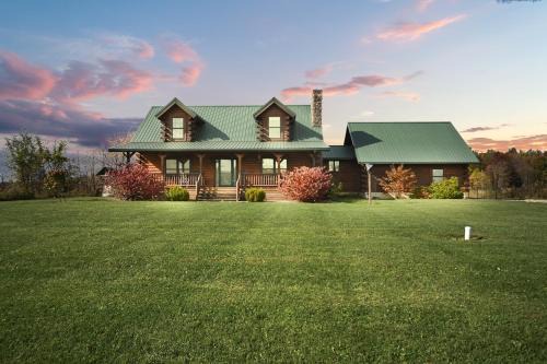 Sprinkle Bottom Lodge- 12 Acre Cabin, Pond, AC, Heating & Pet Friendly