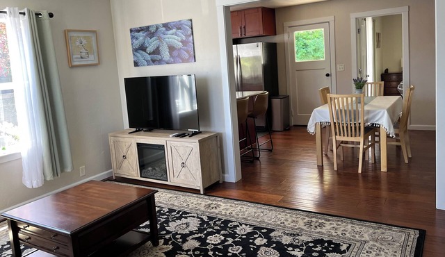 Spruce Cottage Bright 3 Bedroom 2 Bath near Henderson Center. Master suite.