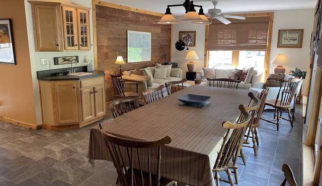 Spruce Hill - Perfect for your team LARGE home sleeps 27, 1 mile to CDP