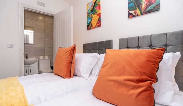 Spruce House - Central Telford with Parking