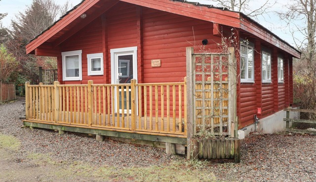 SPRUCE LODGE, pet friendly, with a garden in Strathpeffer