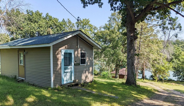 Spruce Tiny Cabin on Lake in Montour