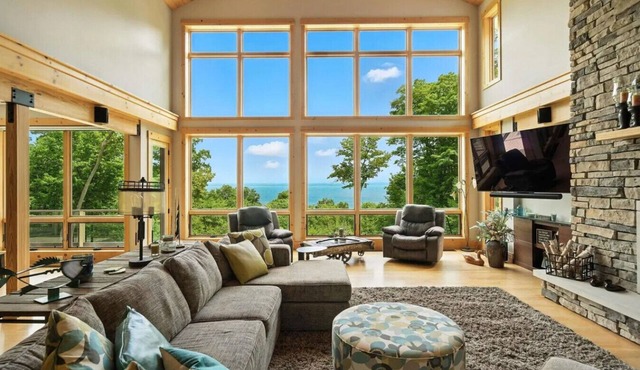 Spyglass Ridge Retreat – 6BR Luxury Bay View Pines Estate in Suttons Bay