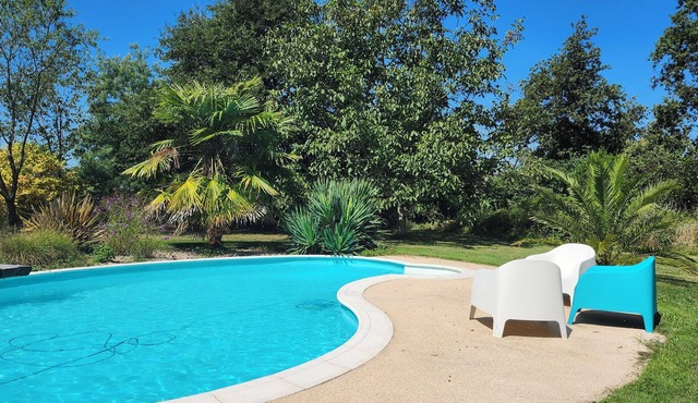 Square farmhouse sleeps 12 with swimming pool