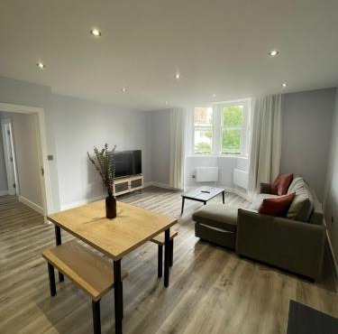 Square Flat - En-Suites - Modern - 6 Guests