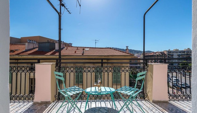 Squared Head-Apartment with Terrace in Nice
