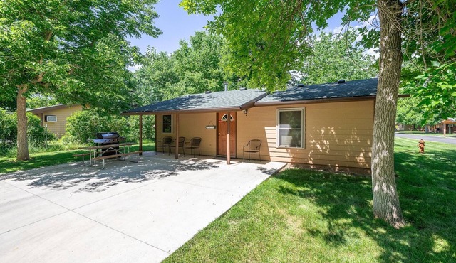 Squeaky Clean Cabin Thirty Minutes from Mt Rushmore - In Rapid City On Canyon Lake Thirty Minutes from Mt Rushmore