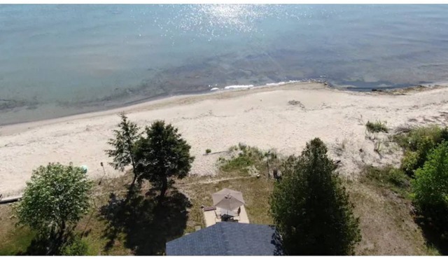 Squeaky Clean! Gorgeous St. Ignace Beach House!