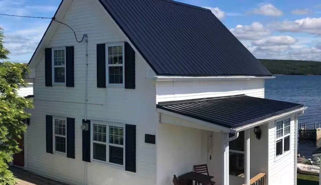 Squeeze More Inn on the oceannTraditional century old Newfoundland home