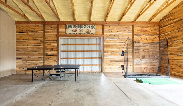 Squiggy's Farm- 2 King Beds- Comfortable Modern Stay with Entertainment Barn