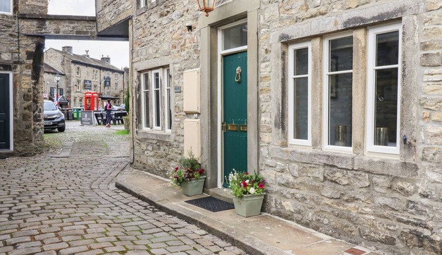 SQUINT COTTAGE, character holiday cottage in Grassington