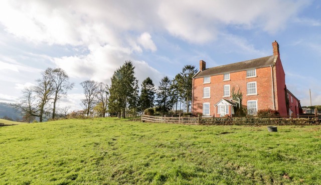 SQUIRES REST, pet friendly, with hot tub in Llanfair Caereinion