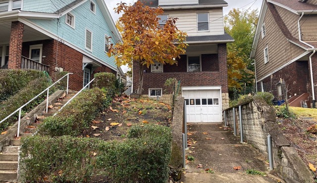 Squirrel Hill home, sleeps 11. 10 min to Oakland & Downtown.