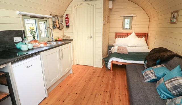 SQUIRREL, pet friendly, character holiday cottage in Cross Hills